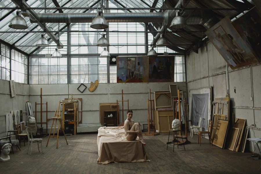 atelier d'artiste avec un modèle qui pose