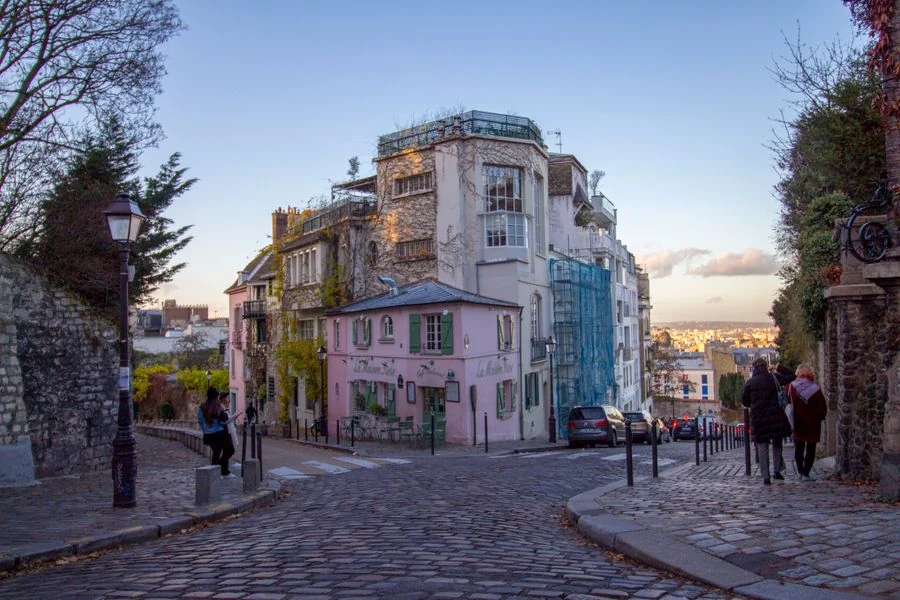 maison rose à Paris