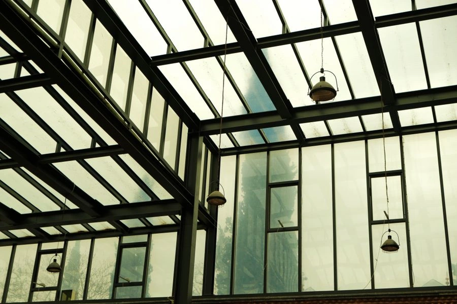 Comment entretenir une verrière intérieure ou de toiture ?