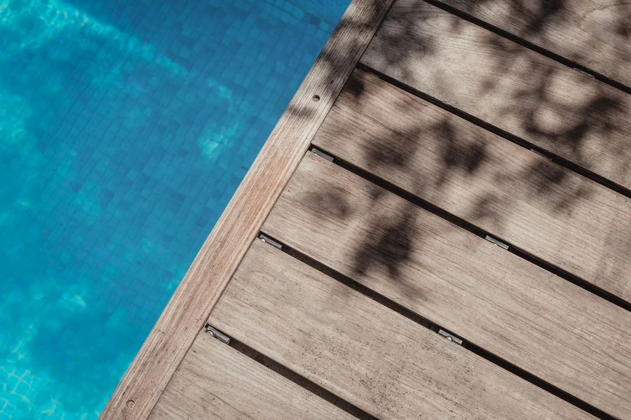 Terrasse en bois exotique : quelles essences choisir (et comment éviter les erreurs) ?