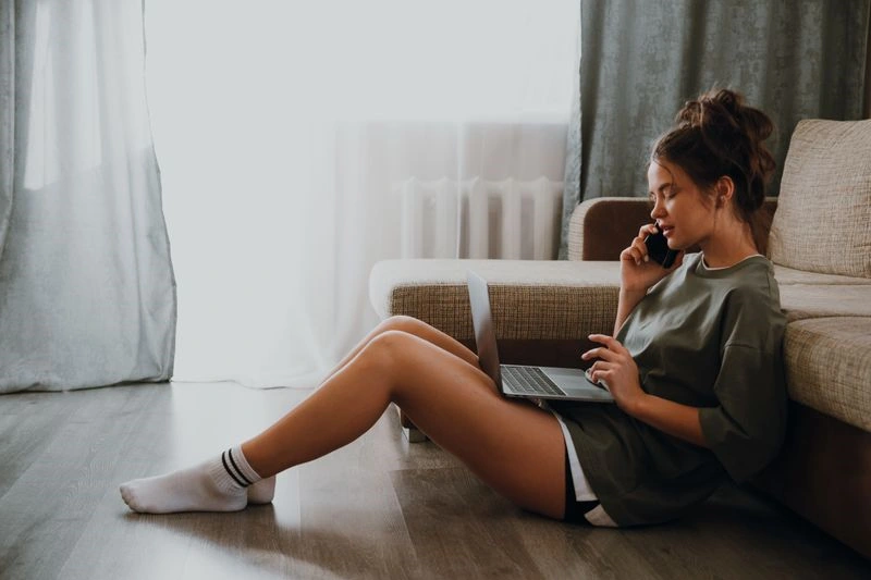 femme sur un parquet avec plancher chauffant