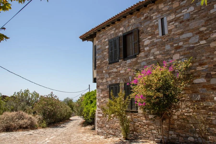 Acheter une maison en pierre ancienne : ce qu’il faut vérifier avant de signer